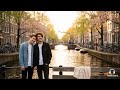 Een miljonair kwam onverwacht thuis… en verstijfde toen zijn gay mannelijke oppas zijn dochter waste