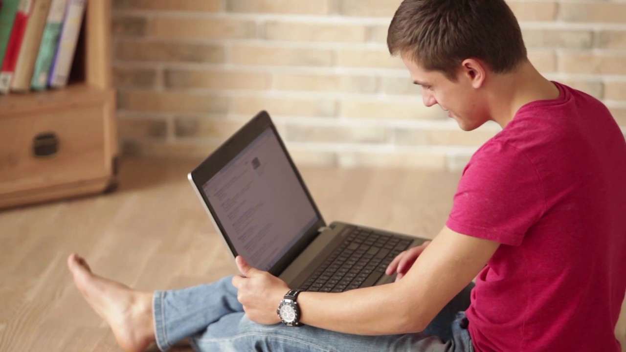 аноним с ноутбуком. человек с ноутбуком помощь. макбук человек. I use my laptop for. девушка возле ноутбука.