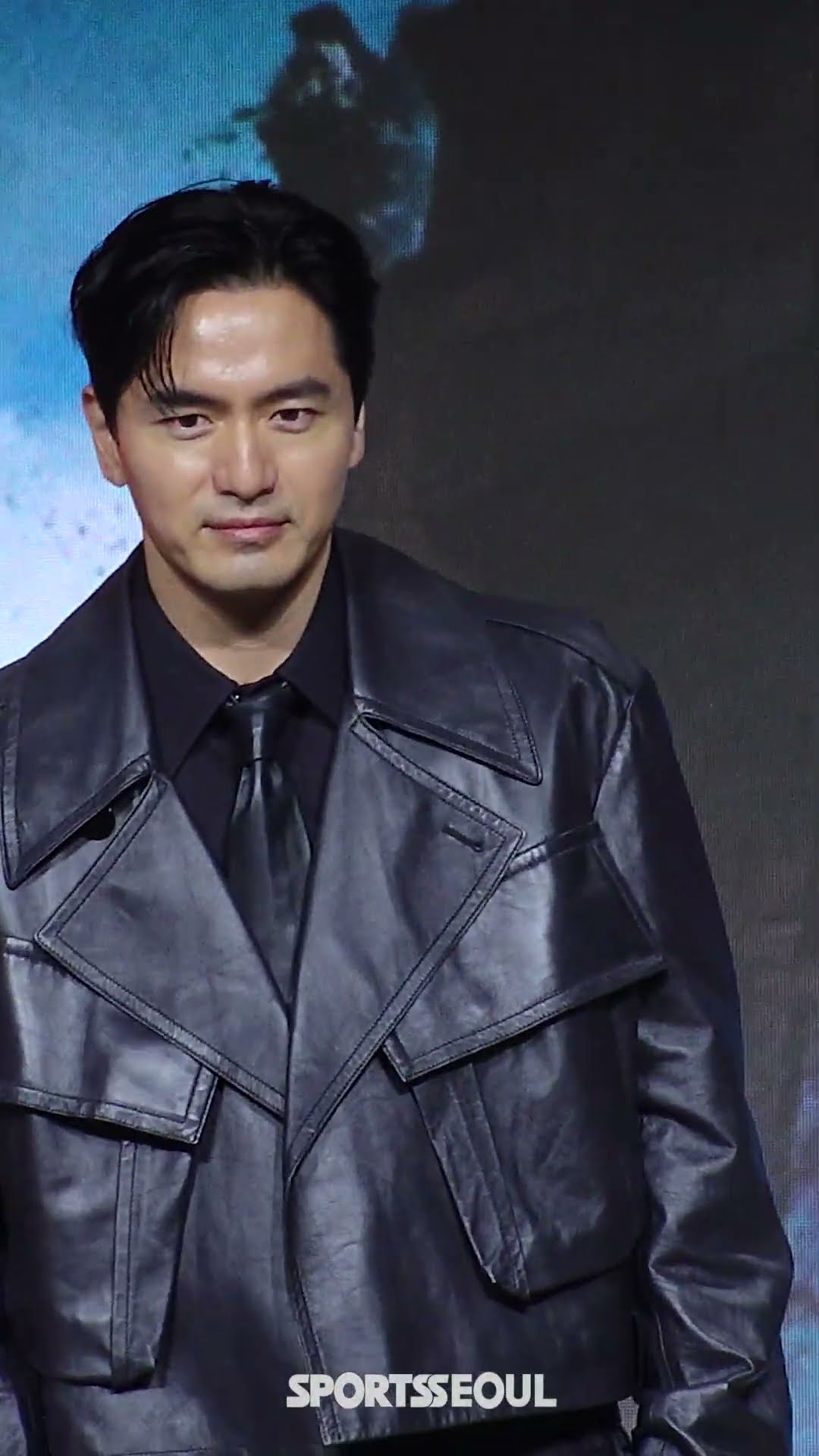 이진욱, 움직이는 조각상