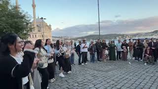 Ortaköyde Efsane Şarkılar Eşliğinde Süper Halay