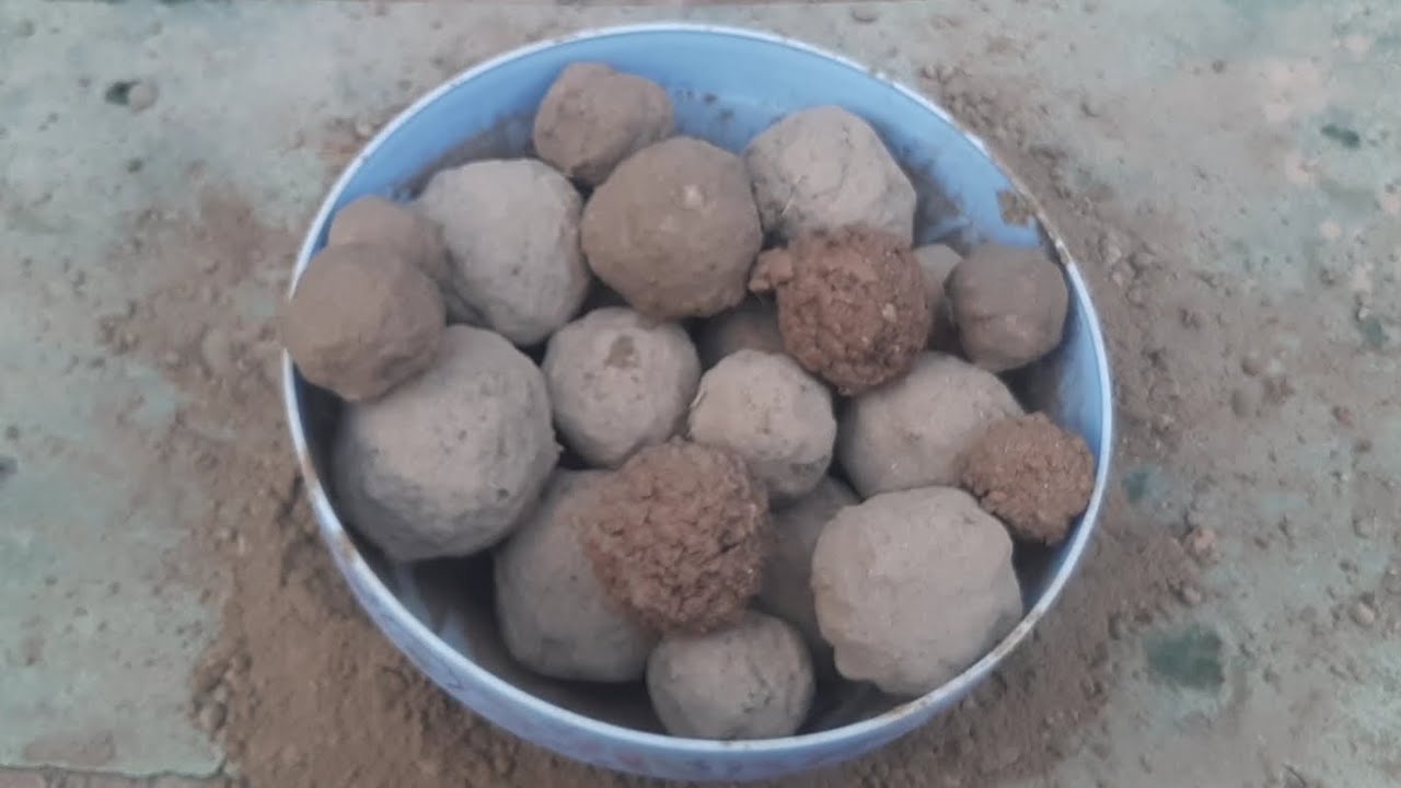 Pure and gritty balls dry water crumbling 