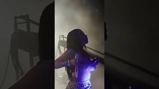 Nicki Minaj's Wild 'Shake It Off!' Stage Performance | Hot Music!