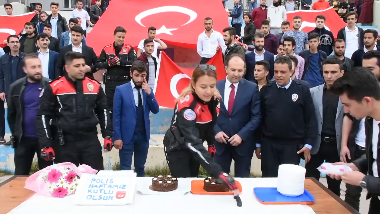Öğrenciler sahte ihbarda bulunarak çağırdıkları polislerle pasta kesti