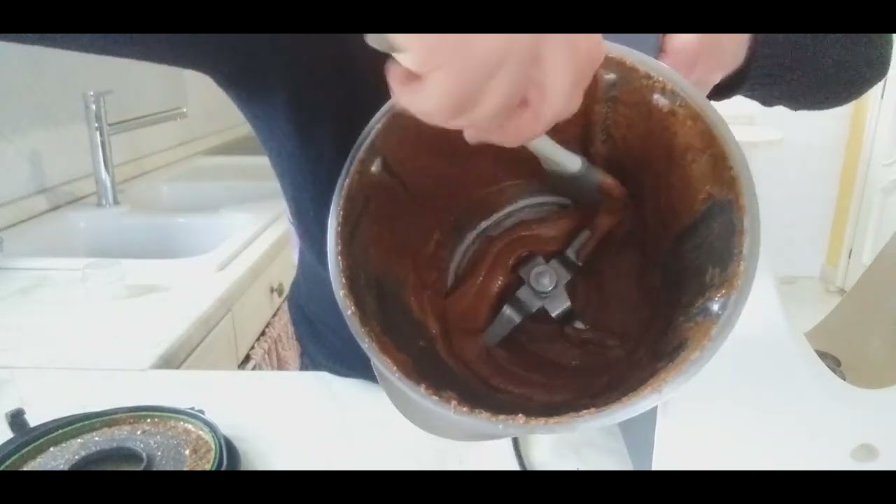 Pasta di nocciole,fatta in pochi secondi,solo 2 ingredienti.