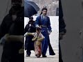 怕小女孩摔倒所以先扶住了，太暖了吧🥹 He held the little girl first because he was afraid she might fall — so sweet