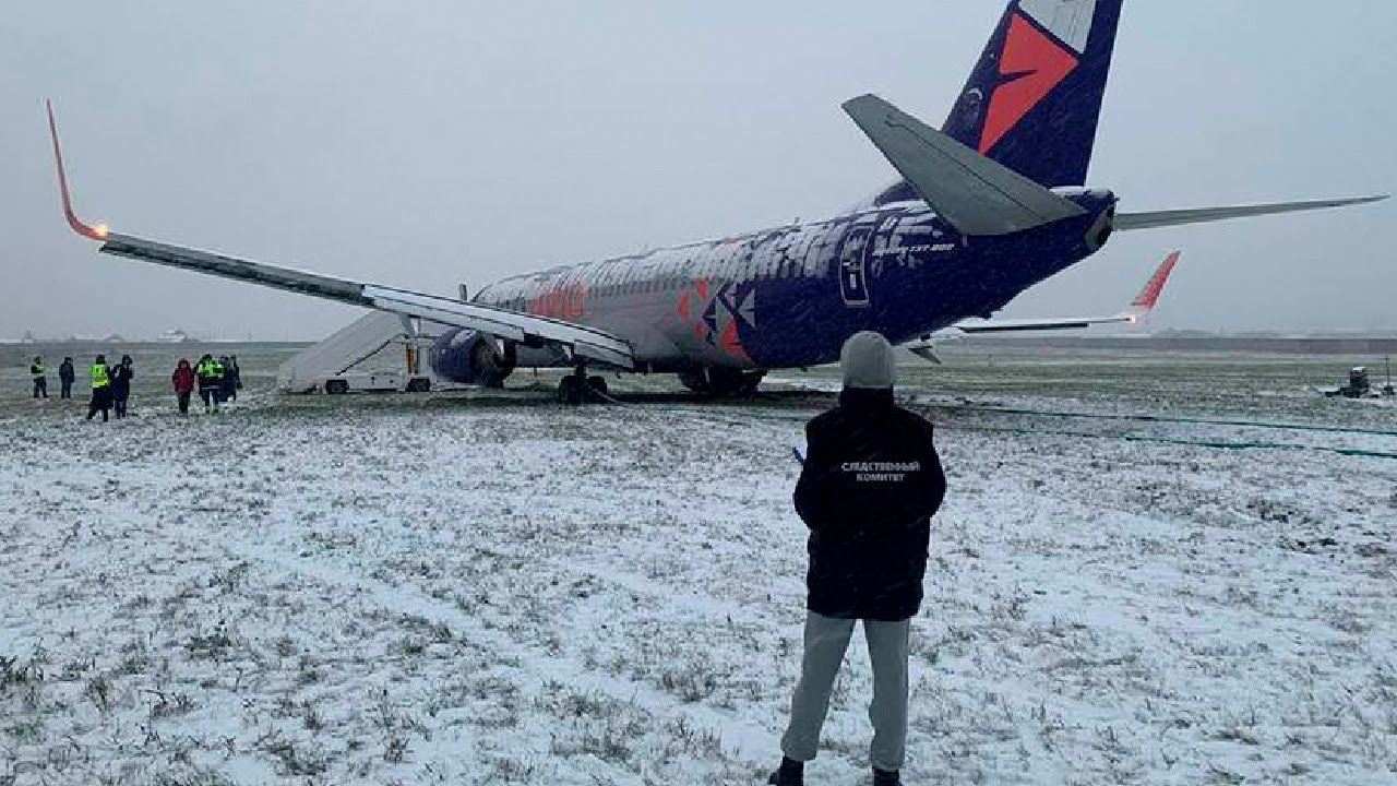 Пассажирский самолет опасно выкатился за пределы посадочной полосы в Перми