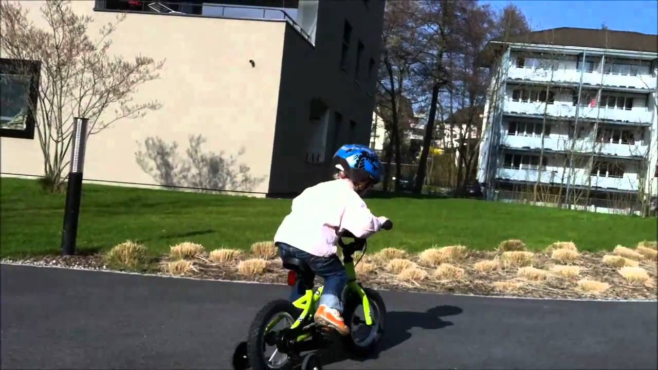 Ich lerne Velo fahren mit meinem Freund