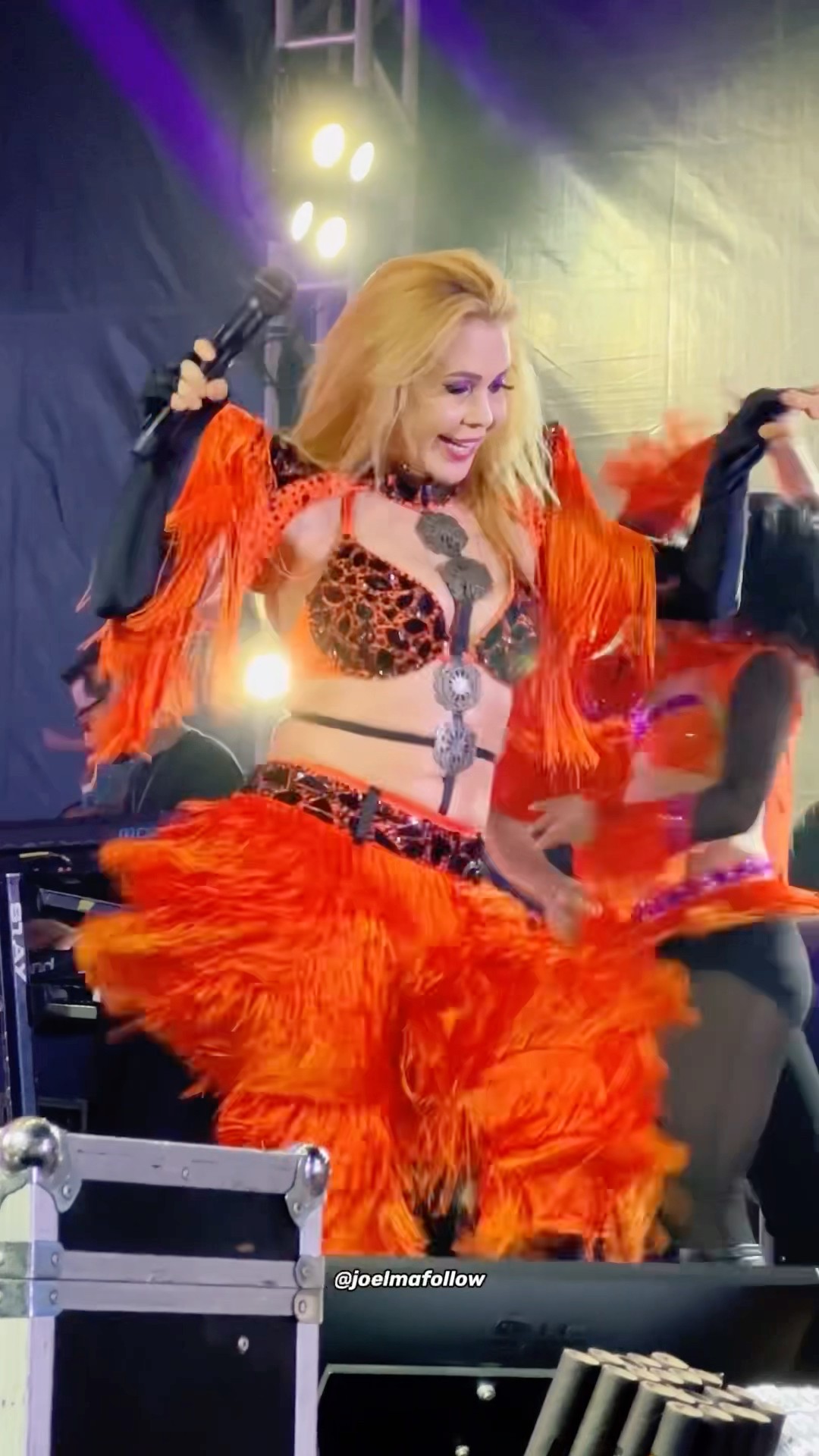 Joelma se jogando na dança