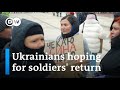 Ukraine: Soldiers&#39; wives and relatives hoping for a prisoner swap | DW News