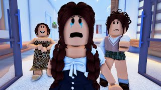 MY MEAN MOM KICKED ME OUT BECAUSE OF MY TWIN SISTER! | EP1 | Roblox Movie