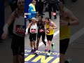 🏃 CORREDORES AYUDARON a un COMPAÑERO ATLETA EXHAUSTO a TERMINAR la MARATÓN de BOSTON