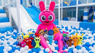 Download Lagu The Giant Ball Pit Hid a Secret… Pinki Discovered Sprunki! MP3