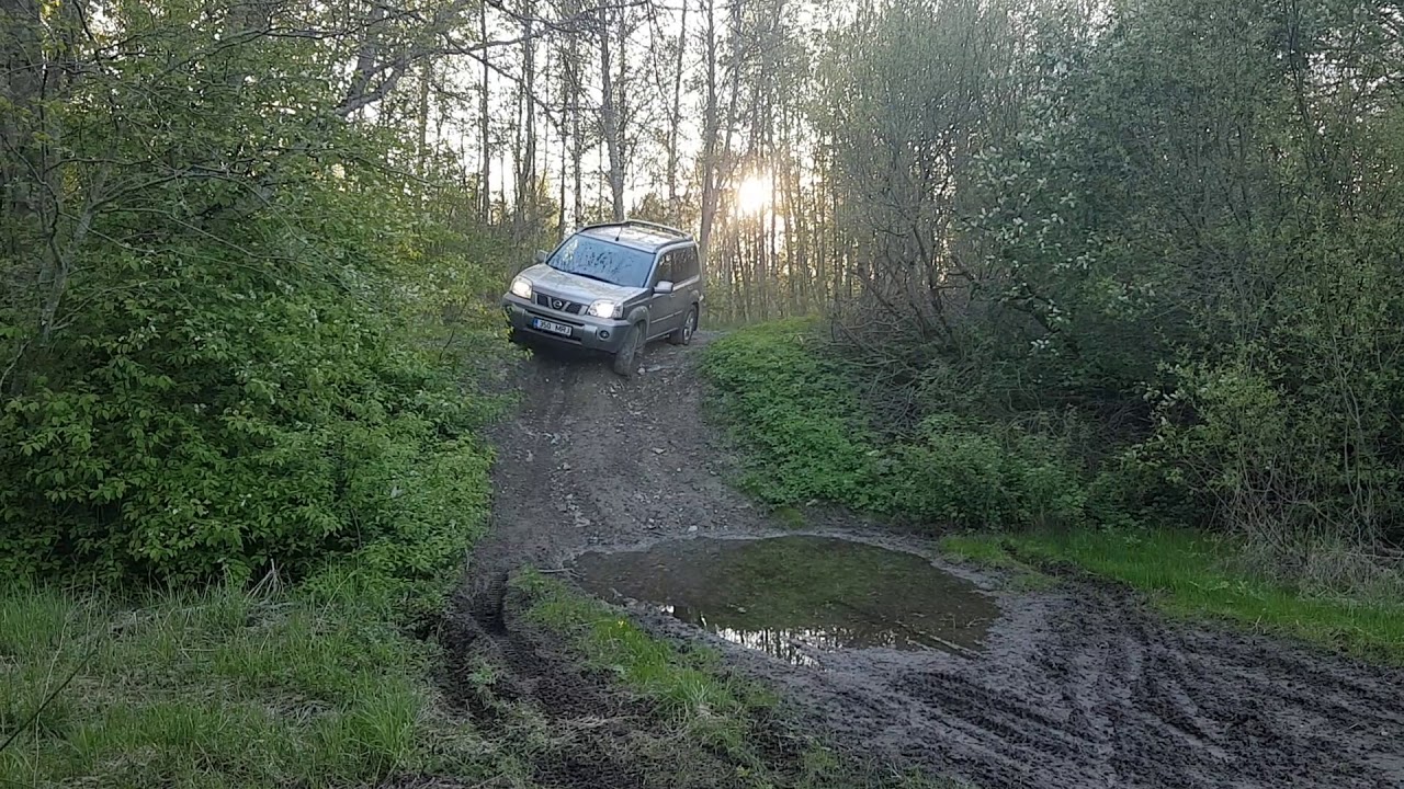 Nissan Xtrail offroad in mud (poor tyres), Xtrail в грязи (плохая