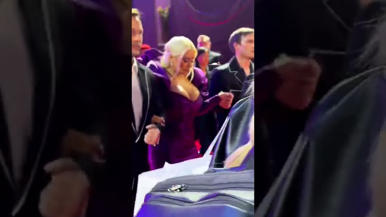 Christina Aguilera en la alfombra roja minutos antes de presentarse en la ceremonia del Latin Grammy