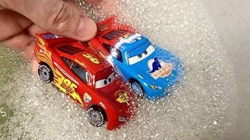Disney Pixar Cars Fall in Water: Lightning McQueen, Chick Hicks, Sally, Doc Hudson, Francesco