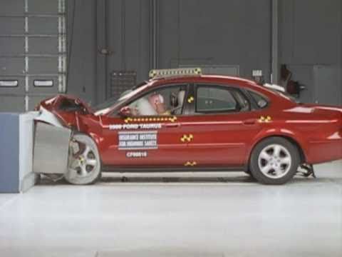 2000 Ford Taurus moderate overlap IIHS crash test