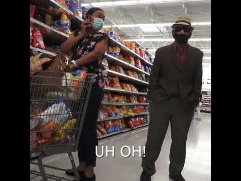 رجل عجوز يصنع نكتة الضرطة