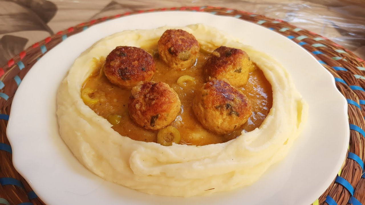 لابيري كريمية بصلصة كرات الدجاج والزيتون على طريقة المطاعم تقطر بالبنة 