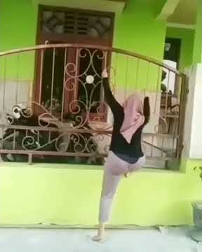 Video lucu celana wanita ini koyak ketika manjat pagar