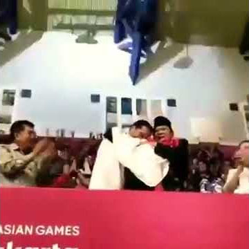 Pelukan Jokowi dan Prabowo oleh Hanifan Atlet Pencak Silat