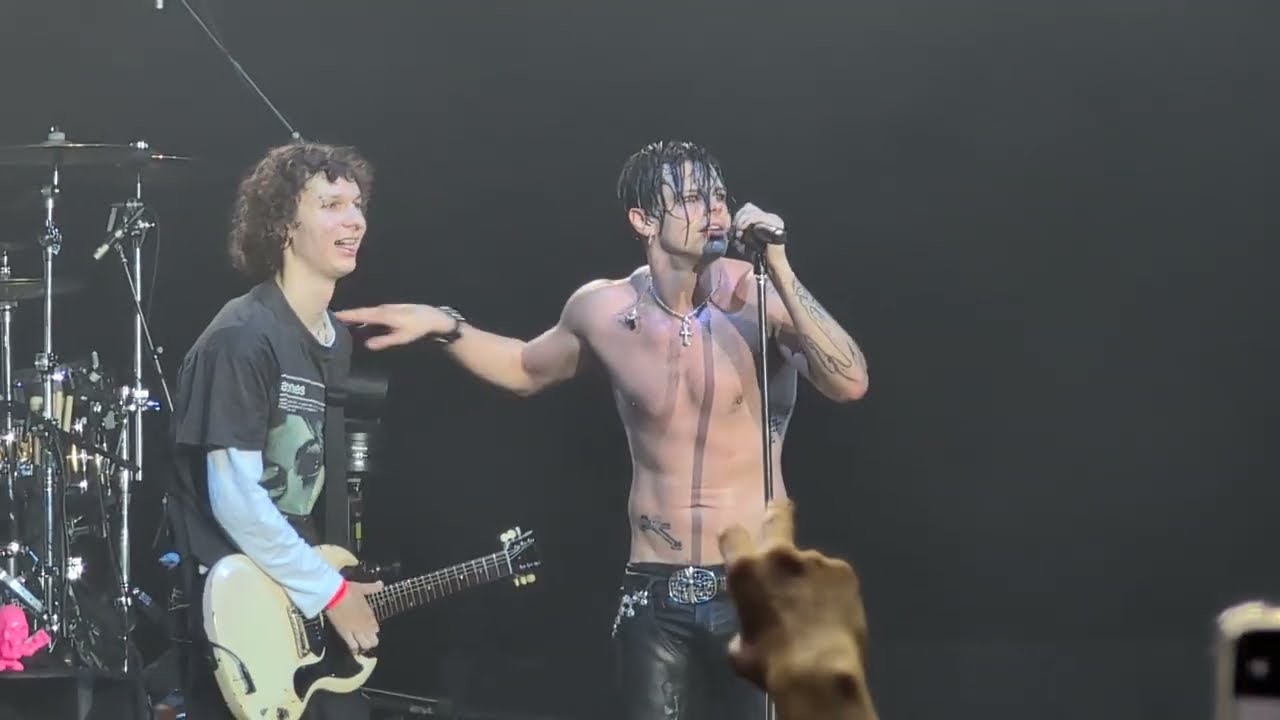 Yungblud - fleabag (Julian from Amstetten playing guitar on stage) [4K] live @ Stadthalle, Vienna