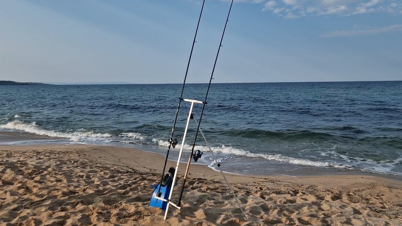 Риболов на илария с тапички от плажа.