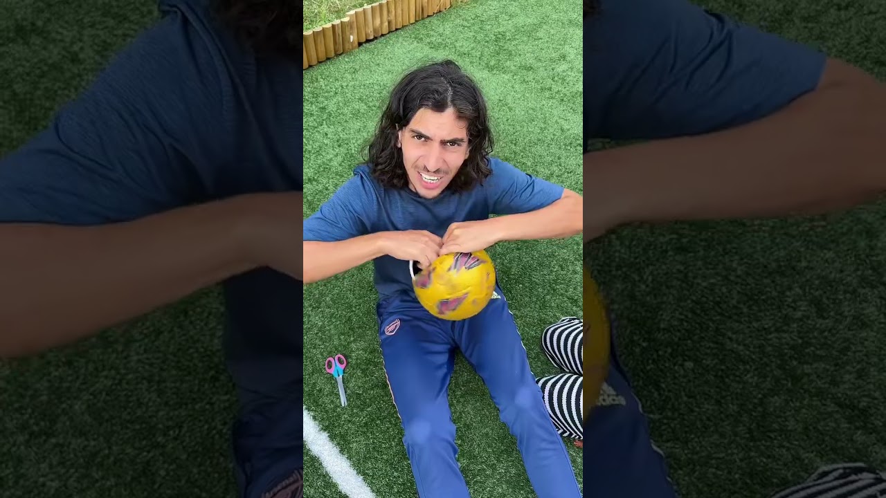 C’est quoi l’intérieur du ballon ? 😱 #challenge #24heures #humoristefrancais #football #humour ￼