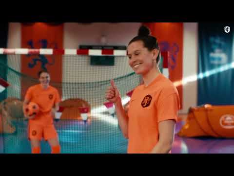 Vivianne Miedema and Merel Van Dongen in a commercial for OranjeLeeuwinnen’s Camp.