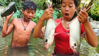 Survival in forest - Girl and smart boy catching big fish at river - Cook Egg eating Ep 04