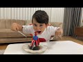 Spiderman Yusuf Spiderman pastayı yiyor😂😂 Çok acıkmış çikolatalı örümcek adamlı pasta çok lezzetli
