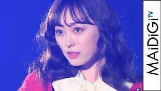 福原遥、赤カーデ×コーディロイスカートのビンテージコーデ　ふんわり巻き髪でロマンチックに＜TGC しずおか＞