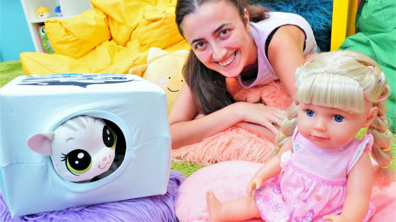 Çocuk videosu. Sevcan ve Mira kedi için kutudan ev yapıyor. Eğlenceli
