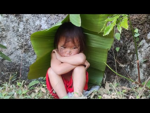 The little girl fetched water to cook.||bé ánh life single