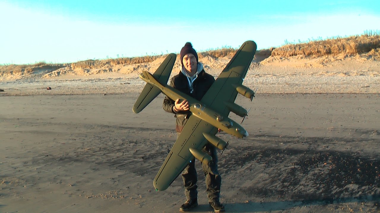 Hobbyking B17 Maiden & My Fms Mustang - YouTube