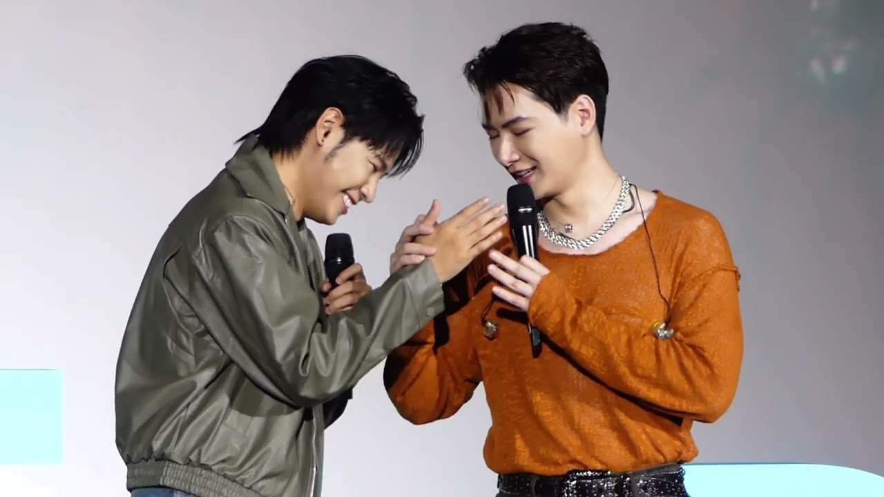 Крис Сингто копирует сцену игры @ #GMMTVFANDAY15 #KSFANDAY15xSINGAPORE