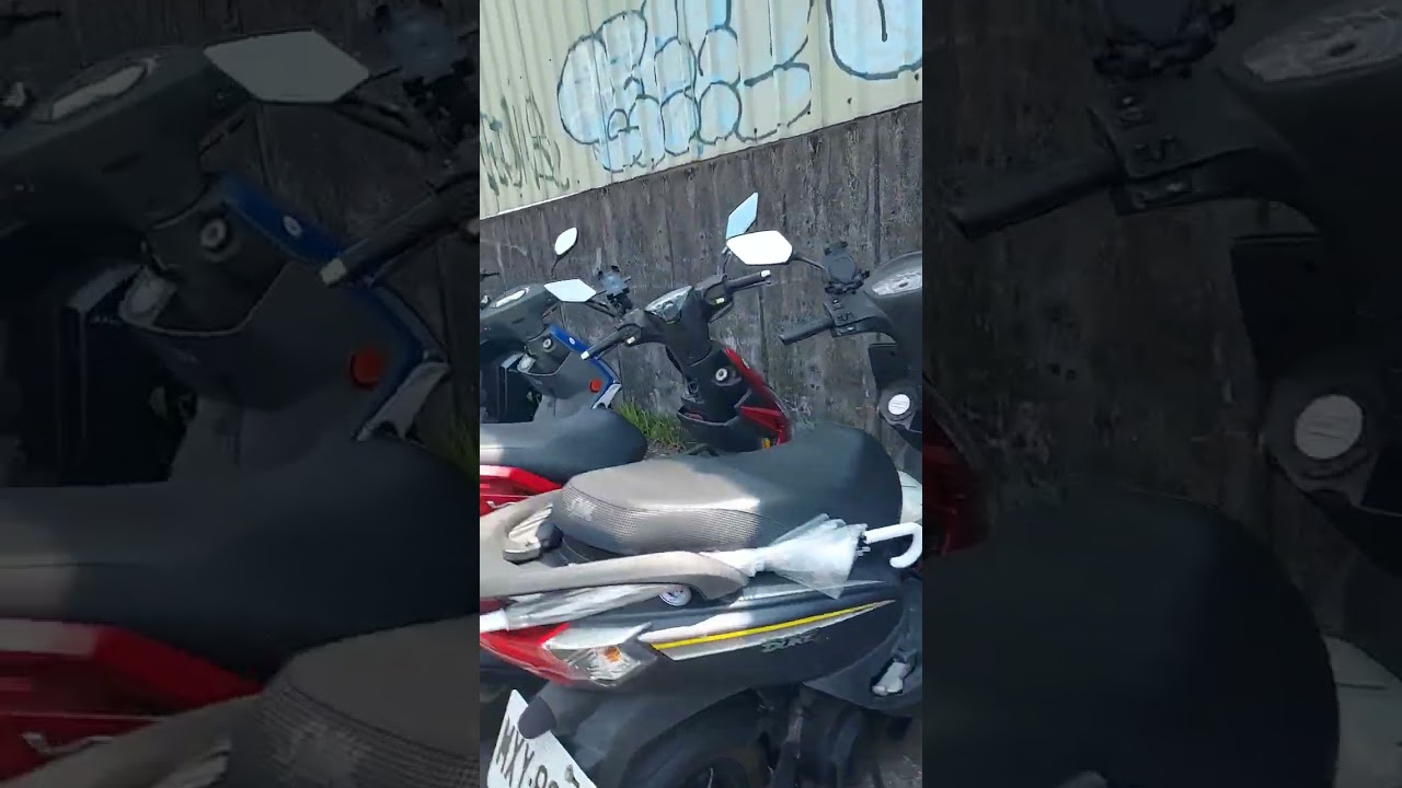 МНОГО МОТОЦИКЛОВ ПРИПАРКОВАНО