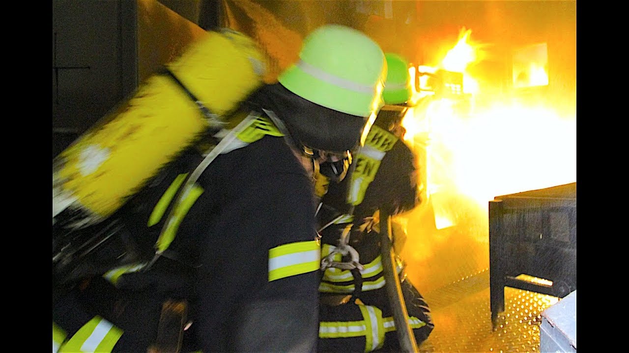 Übung in der Brandsimulationsanlage der Feuerwehr Heidenheim