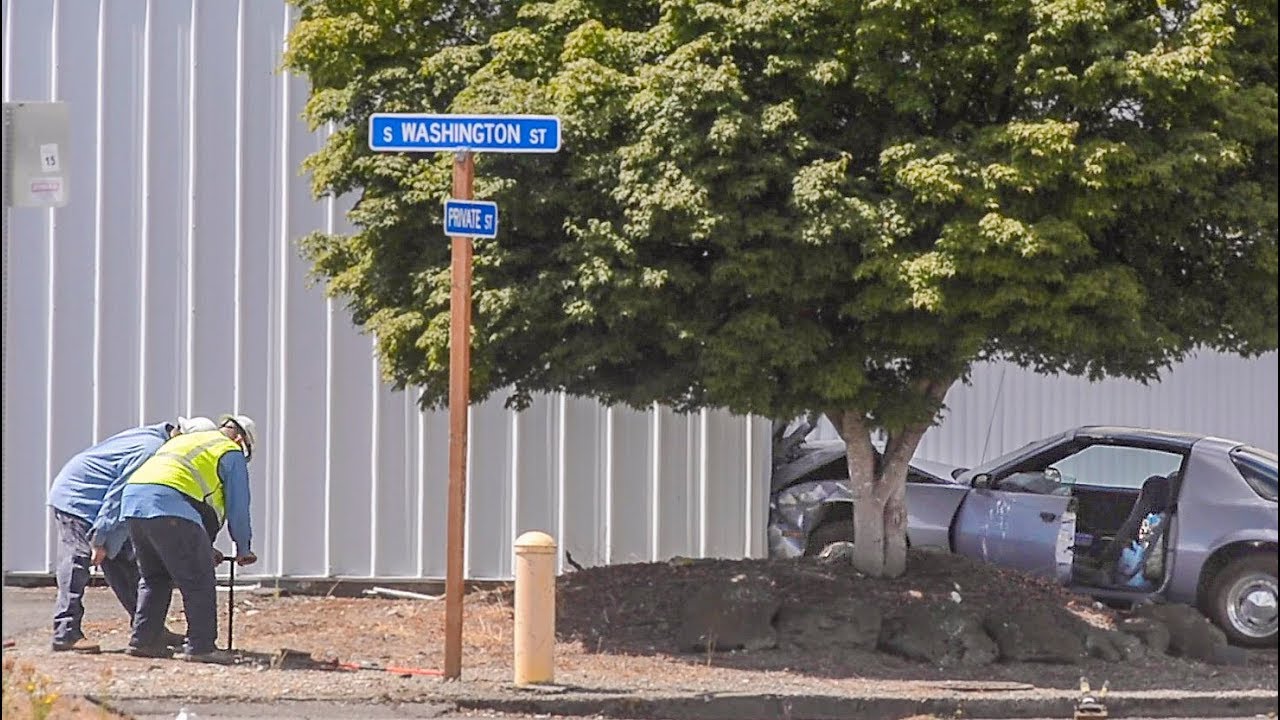 A car crashes into building causing a rapid gas leak - YouTube