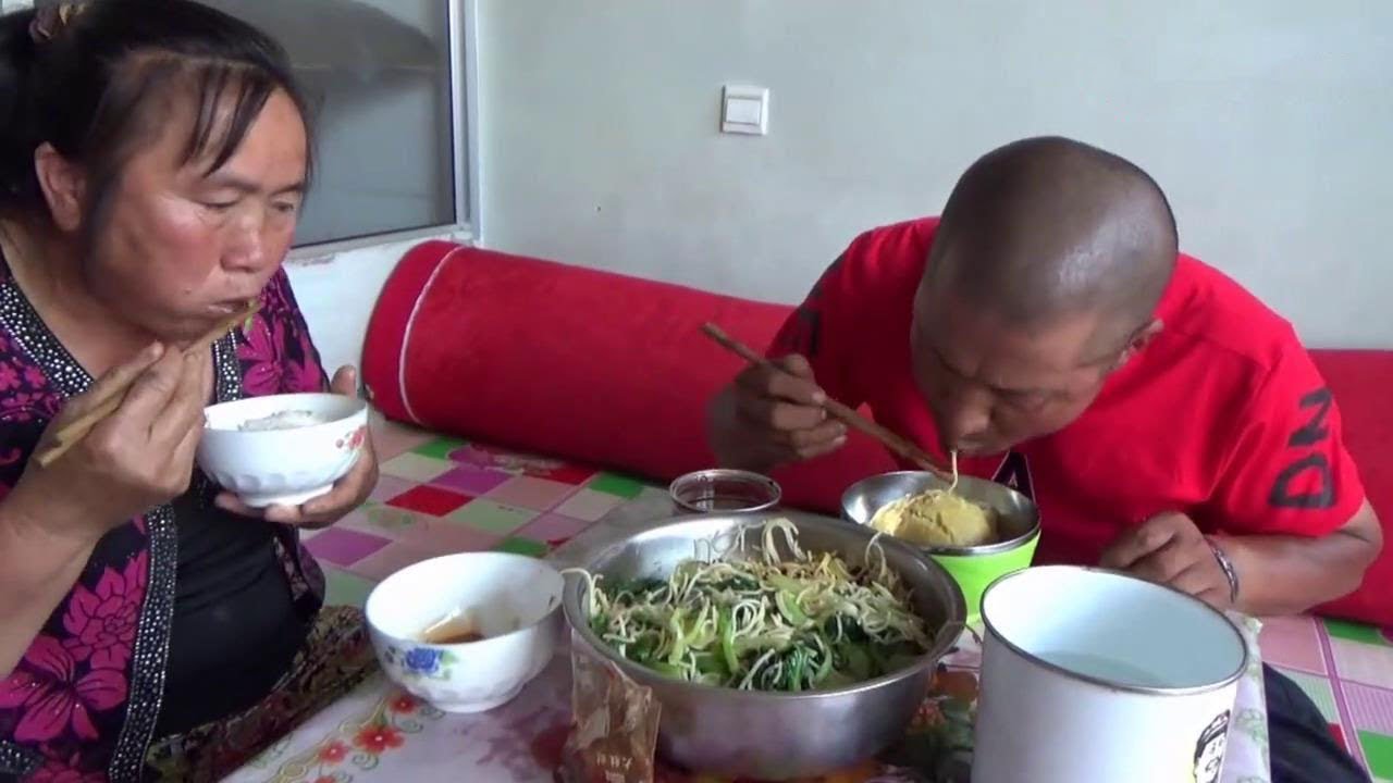 【農民大黑】大鐵鍋炒白菜粉絲到底多好吃？滿滿一大盆，大黑吃的干淨淨爽夠勁 - YouTube