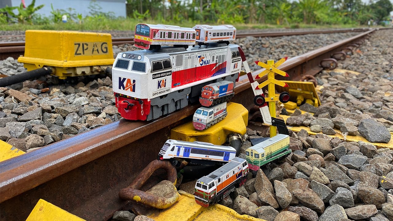 Drama Merakit Kereta Api Besar Rel Kuning CC206, CC201, KRL dan Palang Pintu Mini Diorama
