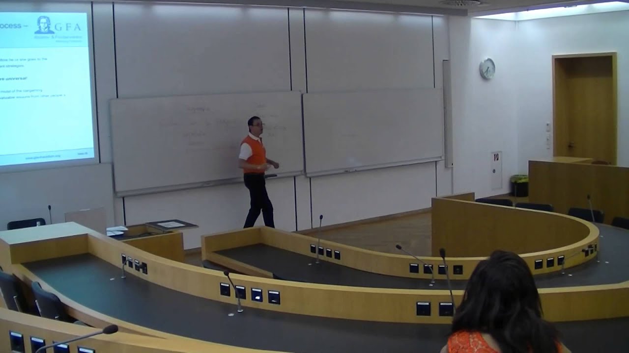 University Advisor VProf. Dr. Trummer gives Leadership-Strategy-Workshop