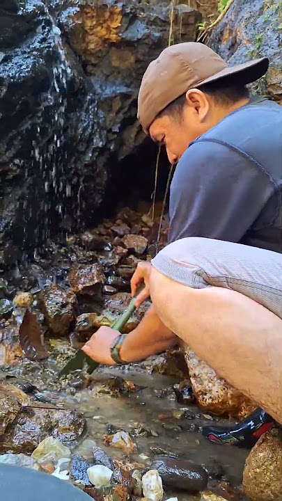 Wow..😱😱 This stone leads to a golden nest on the riverbank. #aghshorts #golddiscovery #goldhunter