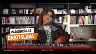 Radiobrücke Bratislava: Die Singer-Songwriterin Timea