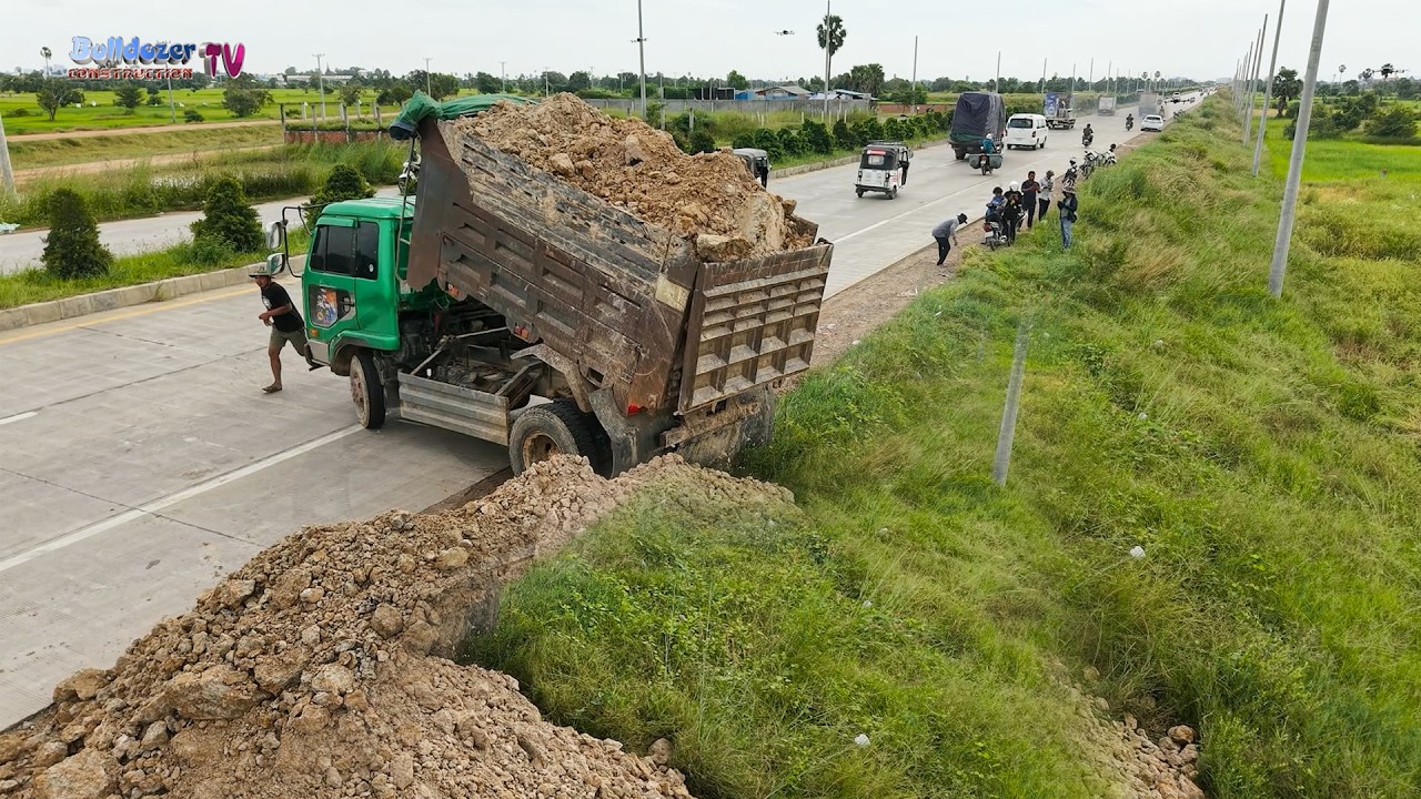New Site Landfill Operator! Good Job Of KOMATSU Bulldozer With Team Dump Trucks 5t Processing