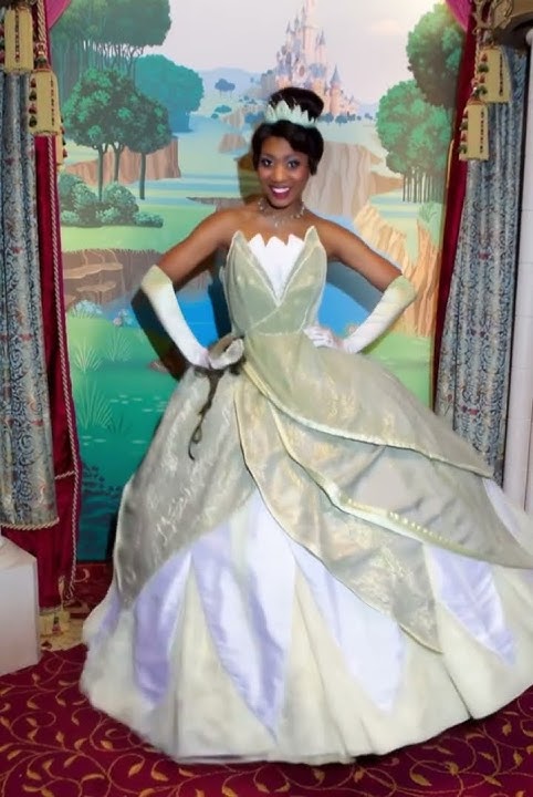 Princess Tiana shakes her butt