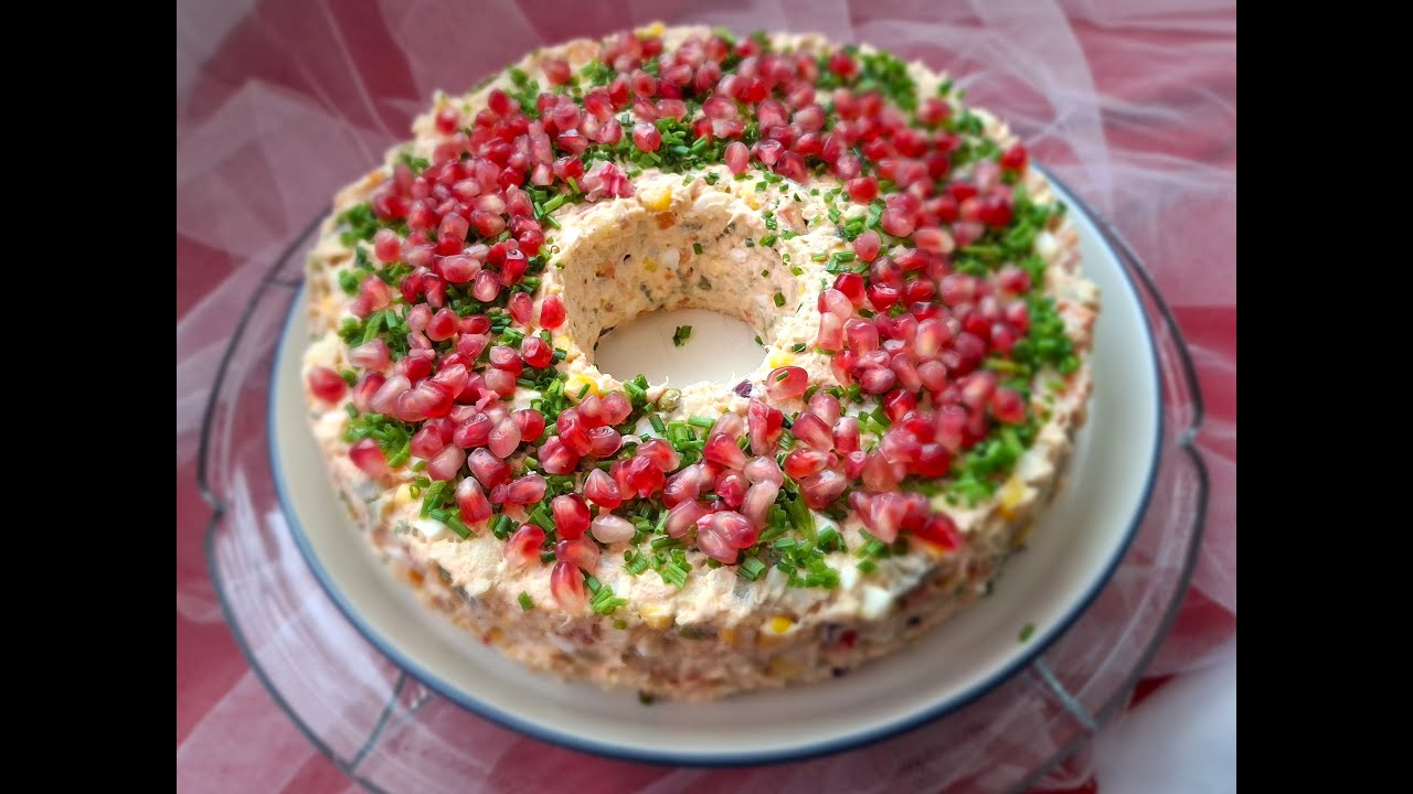 Szwedzka sałatka z łososiem wędzonym na gorąco