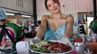 Wanita cantik Thailand / Salad Pepaya / Salad Udang / Salad Kaki Ayam