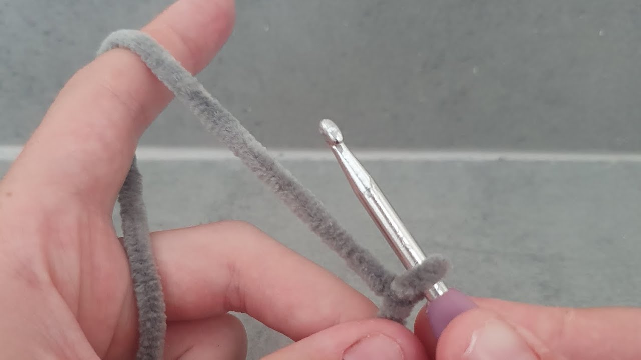 Crocheting For Beginners: Holding your hook and yarn