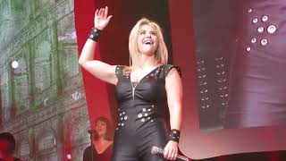 Beatrice Egli in Latex - Verboten gut / Bello e impossibile (Live) - Stuttgart 2016
