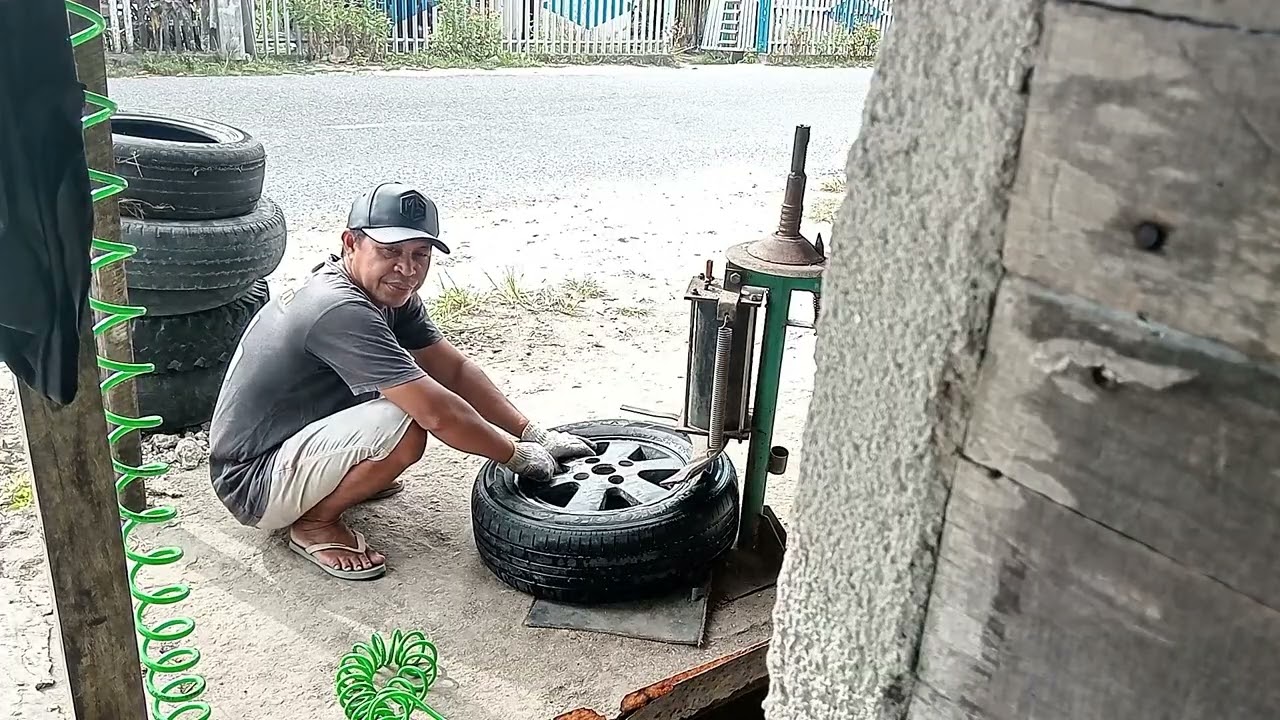 Mobil Avanza ganti pentil tubbless dan membersihkan velg serta bibir ban (@supri_louk) 